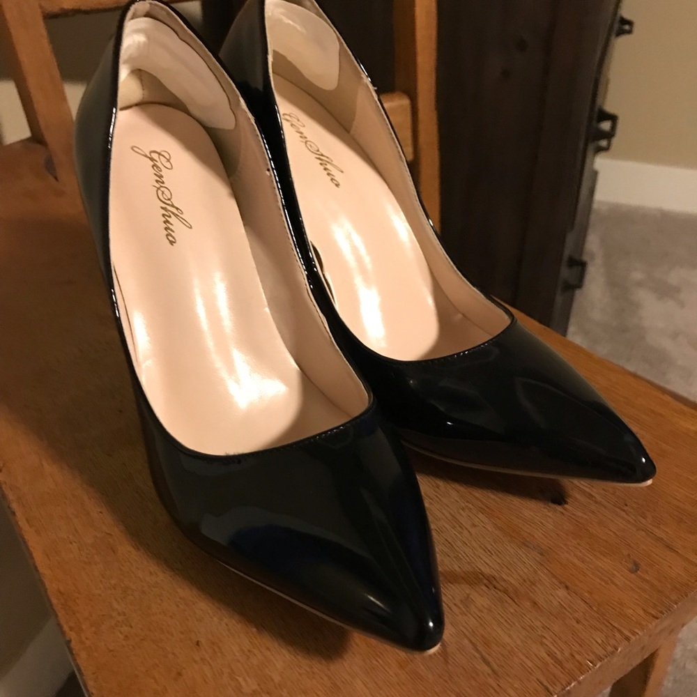 Black pumps